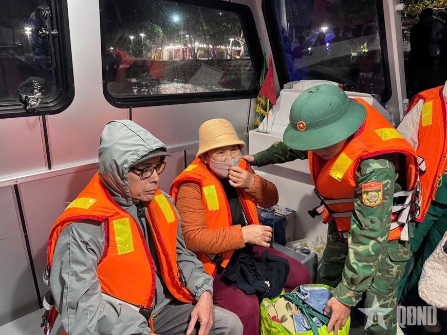 Da Nang border guards transport stroke patient from island to mainland